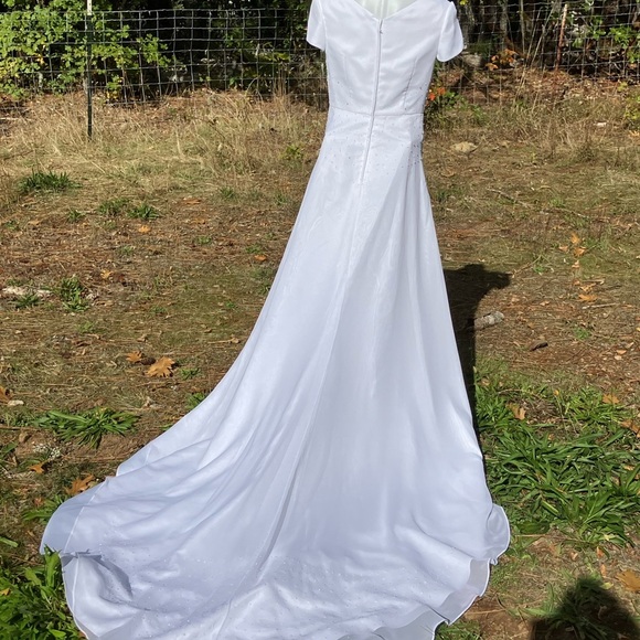 Dresses & Skirts - Mermaid style short sleeved wedding dress size 12 NWT